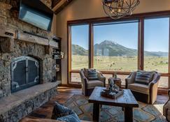 Emigrant Peak Lodge · Custom, luxury Montana lodge near Chico and Yellowstone Park, private neighborhood with pond - Pray - Sala de estar