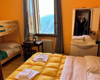 Pace e Relax Baita Alexandra Camere con Vista Lago Immerso nel Verde - Brunate - Habitación