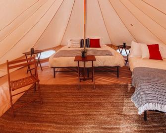Family Tent w/ Shared Bathroom - Retreat with us by the Crown of the Continent. - Hungry Horse - Bedroom