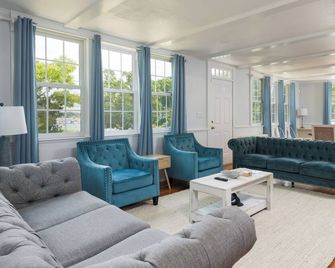 Buttermilk Bay Beach House - Newly Renovated Waterfront Five Bedroom - Wareham - Sala de estar