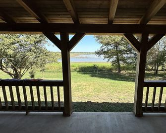 Beautiful Log Home on Lake Limestone. With a full house Back-up Generator. - Groesbeck - Balcony