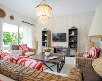 Charming 2-bedroom Apartment in Las Terrenas with Jacuzzi & Patio - El Limon - Wohnzimmer