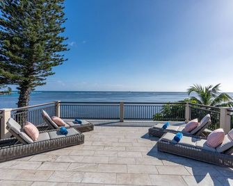 Wailupe Seaside Haven: Beachfront Luxury Home w/ Pool & in City Proximity - Honolulu - Balkon