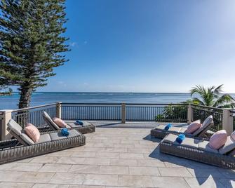 Wailupe Seaside Haven: Beachfront Luxury Home w/ Pool & in City Proximity - Honolulu - Balkon