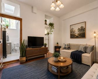 Stylish 1br W/ Outdoor Lounge Near Downtown Newark, Ewr & Penn Station - Newark - Living room