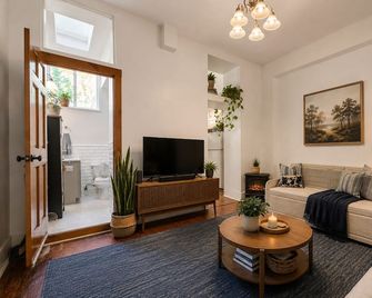Stylish 1br W/ Outdoor Lounge Near Downtown Newark, Ewr & Penn Station - Newark - Sala de estar