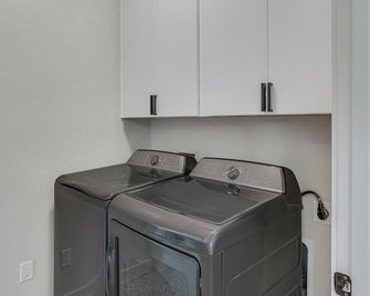 2 Mi to Wakemed: Modern Raleigh Duplex w/ Yard - Raleigh