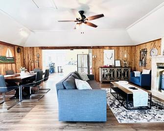 Entire Cozy house cottage with view of the Niagara River. - Fort Erie - Living room