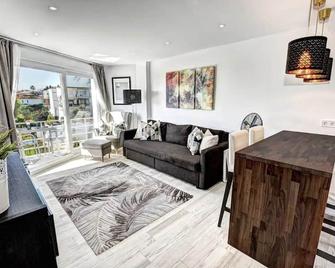 Stunning 1 bed apt Benalmadena - Benalmádena - Obývací pokoj
