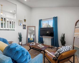 The Heritage Hideaway Views Games & More - Leander - Living room