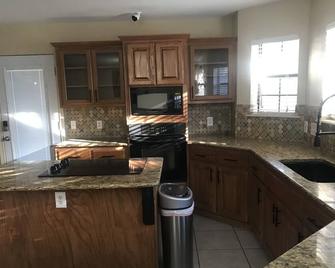 (Sleeps 10) Spacious 4 bedrooms perfect for family, friends, or business. - Aransas Pass - Kitchen