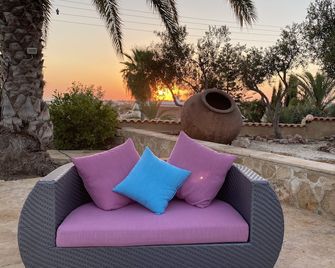 Lovely Modern Villa, Large Private Pool, Sea Views, 5 mins Coral Bay & amenities - Kissonerga - Patio