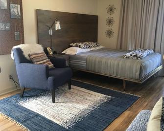 Mid-Century Modern Beauty With Bay View - Daphne - Bedroom