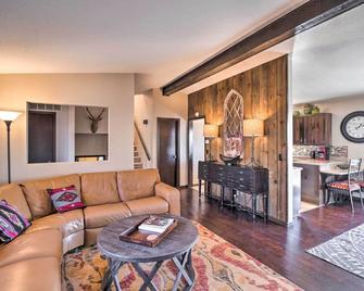 'Soaring Heights' w/ Sunset & Mountain Views - Hardy - Wohnzimmer