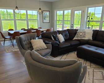 Premium Modern Ski House - Spirit Mt + Free Lift Ticket + 30% Off + Dogs + Sauna - Superior - Sala de estar