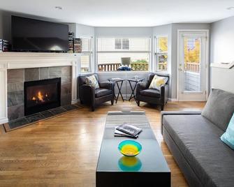 Super Location, Free Parking, 3 Bedroom + Loft, 3.5 Ba, Sleeps 10, Tesla Charger - Seattle - Living room