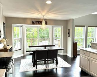 Quiet paradise with beautiful trees - No pets or service animals allowed - Fenton - Dining room