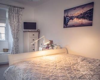 Stone's Throw Cottage - St. Austell - Bedroom