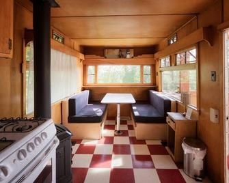 Tin Poppy - Glamping in the Larch Hills 25 minutes from Salmon Arm - free wifi - Salmon Arm - Lounge