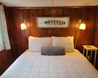 Lovingly Updated Detached Cottage In Walkable West Seattle Neighborhood - Seattle - Bedroom