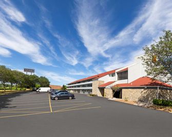 Super 8 by Wyndham Fort Mitchell Cincinnati Area - Fort Mitchell - Edificio