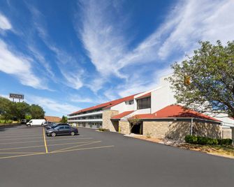 Super 8 by Wyndham Fort Mitchell Cincinnati Area - Fort Mitchell - Edificio