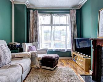 Pass the Keys | Modern Two Bedroom Home - Manchester - Living room