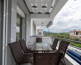 Nefeli and Nefeli Luxury Residential Complexes - Ofrinio - Balcón