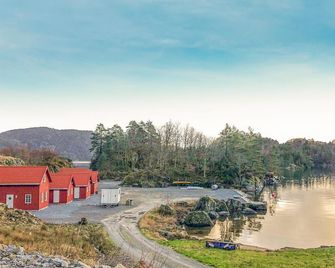 Gorgeous home in Lyngdal with kitchen - Lyngdal - Vista del exterior
