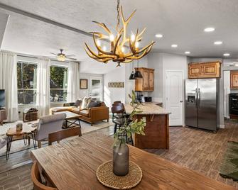 Hidden Pines - West Yellowstone - Salon