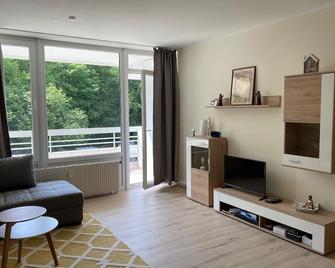 Lichtdurchflutetes Apartment mit Blick ins Grüne - Mülheim - Living room