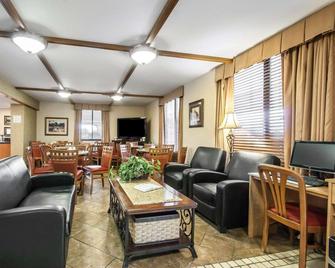Quality Inn & Suites North - Springfield - Obývací pokoj
