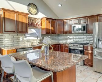 2 Mi to Dtwn Freeport! Apt w/ Deck in Baldwin - Baldwin - Cocina