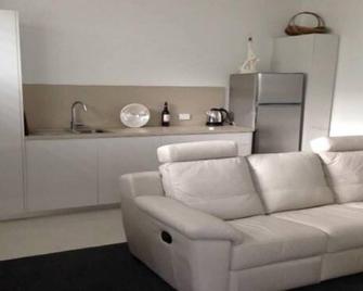 Secluded, secure hideaway in Bayside Brighton - Brighton - Living room