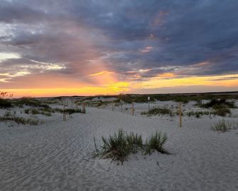 Emerald Isle 'The Point Rental'. 3 bedroom 2 bath. Ocean view. - Emerald Isle - Beach