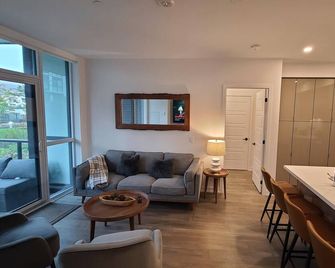 Cozy Lake Simcoe 2 bedroom condo with a garden walkout to the boardwalk/ Pier. - Innisfil - Living room