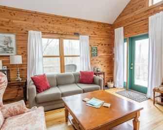 Private Cabin- 6 Acres w/Four Suites near Story & Nashville - Columbus - Living room