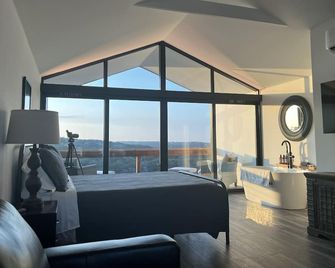 Hill Country cabin on 260 acres - Leakey - Bedroom