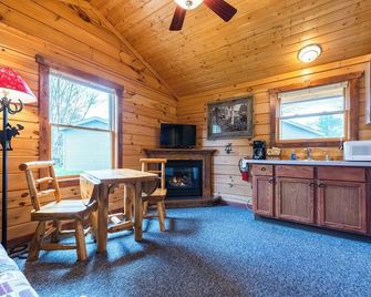 Perfect for Couples, Pet Friendly, Wildlife Theme, Log Cabin, Fireplace - Mountain