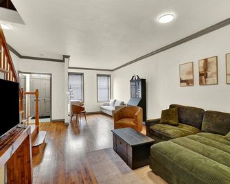 New Downtown York 2b Getaway. Modern Comfort. - York - Living room