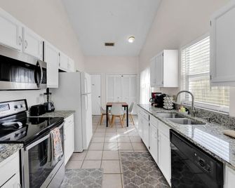 Cozy & Comfy 3 bedroom residential home - Jacksonville - Kitchen