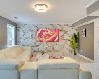 Cozy Home in Louisville Near Bardstown Road! - Louisville - Living room
