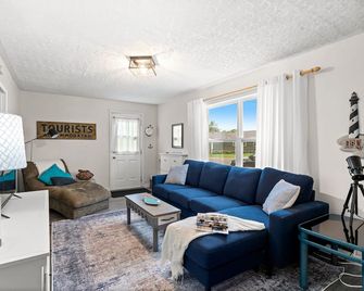 The Cottage on First - Pointe-du-Chêne - Living room