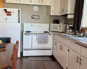 Beautiful Cabin at Round Lake Resort- White Cabin - McGregor - Kitchen
