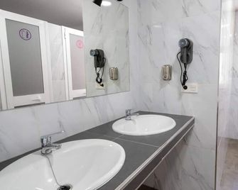 Be Happy Hostel - Albergue en el centro de Nerja - Nerja