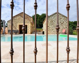 Majestic holiday home with swimming pool - Prats-du-Périgord - Piscina