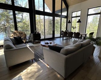 Deer Lake Onyx - Modern Waterfront Cottage - Sundridge