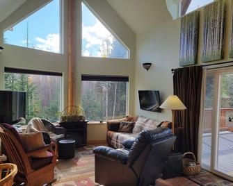 Private Awesome View chalet - Hot Tub, Wi-Fi, Cell -Alaska: Right Out the Window - Moose Pass - Living room