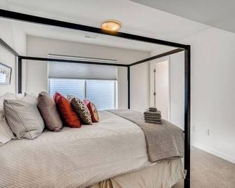 Modern 2 level townhome close to DIA and lightrail - Denver - Habitación