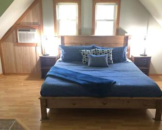 Queen Marie Suite - Emmetsburg - Bedroom